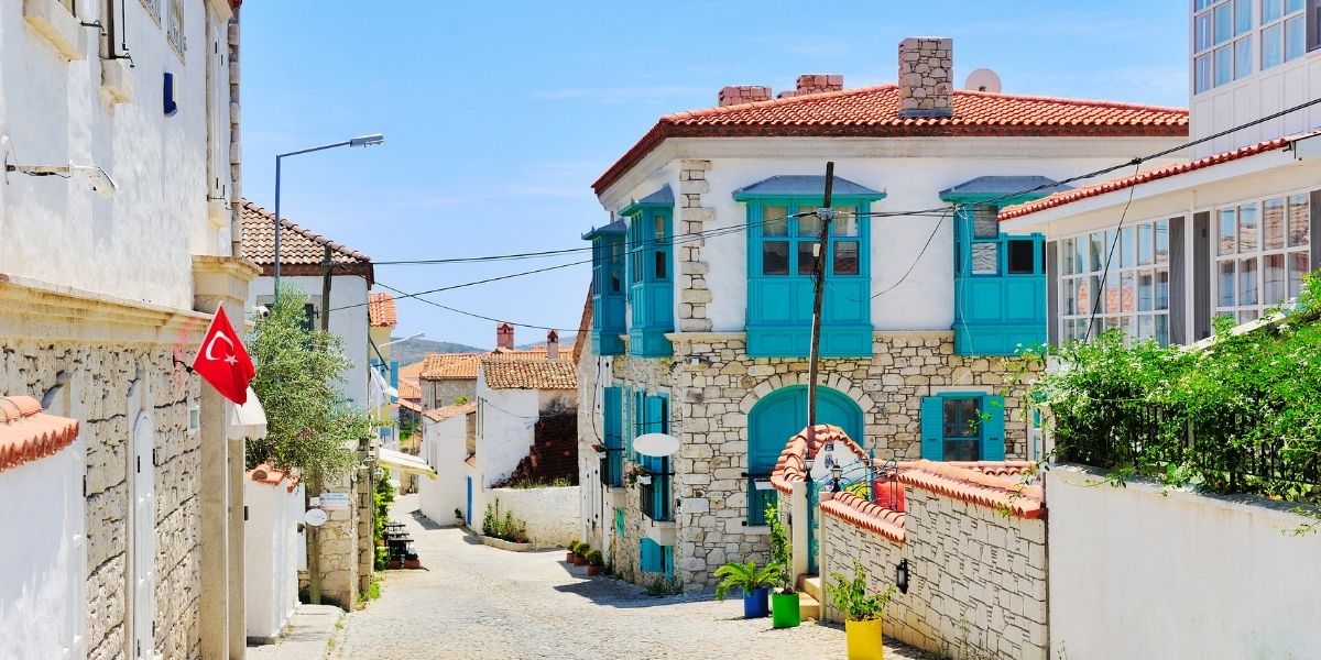 İzmir'de Arsa Yatırımı Nerelerde ve Nasıl Yapılır?